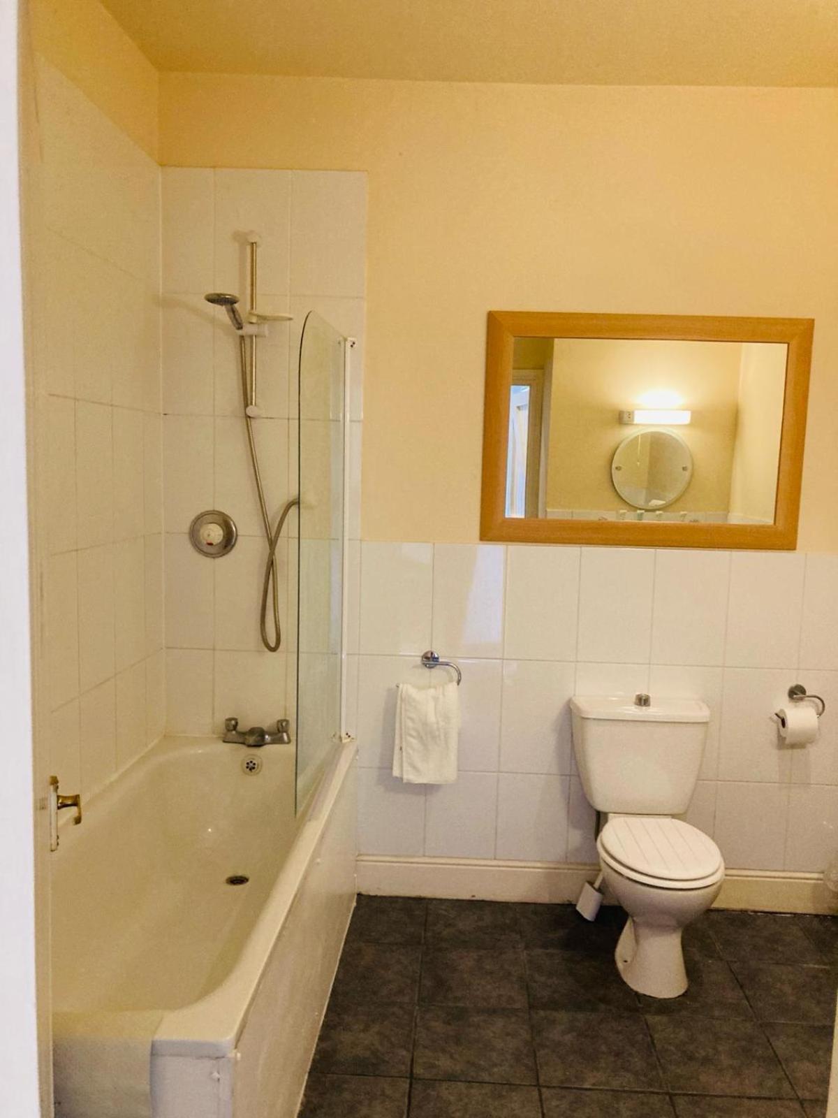 Bed and Breakfast The Coach And Horses Winchester Esterno foto